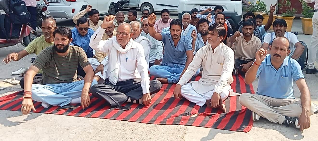 जिला नागरिक अस्पताल में जच्चा बच्चा वार्ड के बाहर धरना पर बैठे परिजन व जनसंगठन पदाधिकारी। संवा