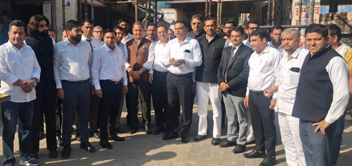 जिला न्यायालय परिसर में गेट नंबर एक के नवीनीकरण कार्य के शुभारंभ अवसर पर मौजूद अधिवक्ता। स्त्र