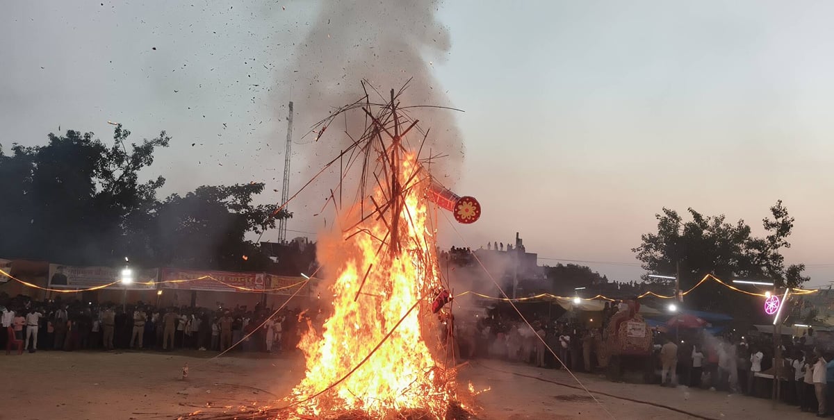 Shahjahanpur News: जलालाबाद में रावण का पुतला दहन