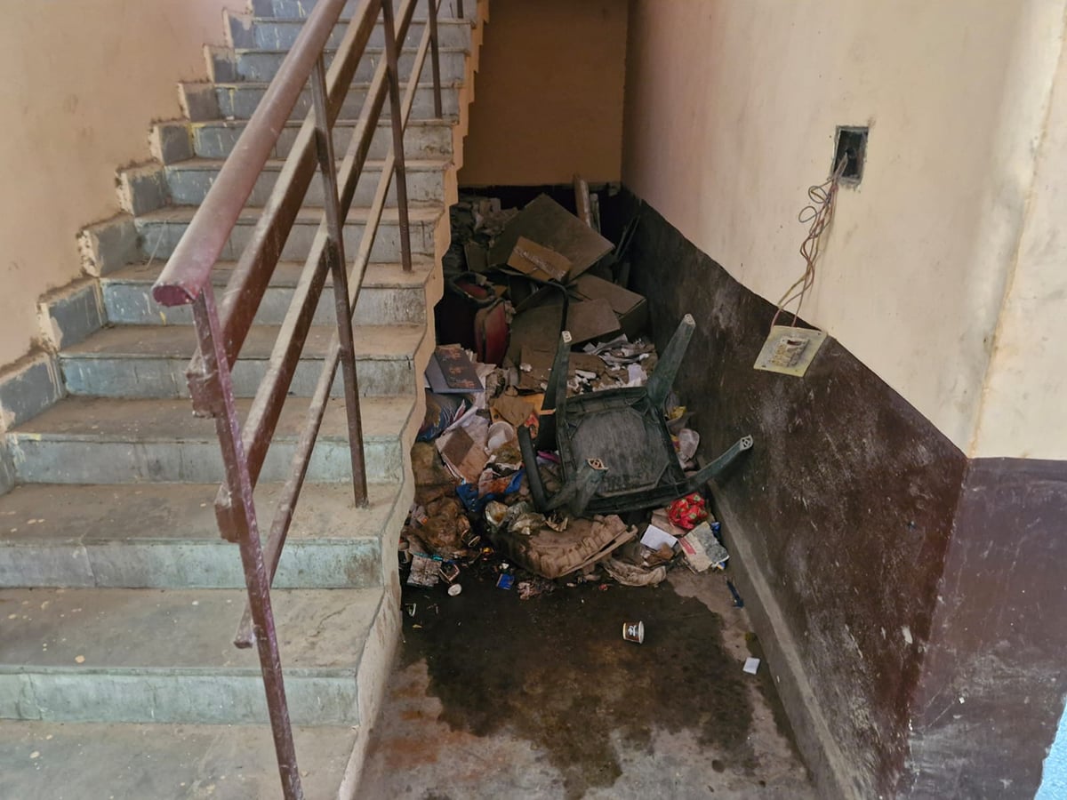 Noida News: जेवर तहसील परिसर में मिले कूड़े का ढेर