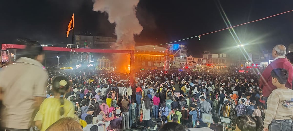 Kangra News: बुराई का दहन देखने कांगड़ा में उमड़ा जनसैलाब