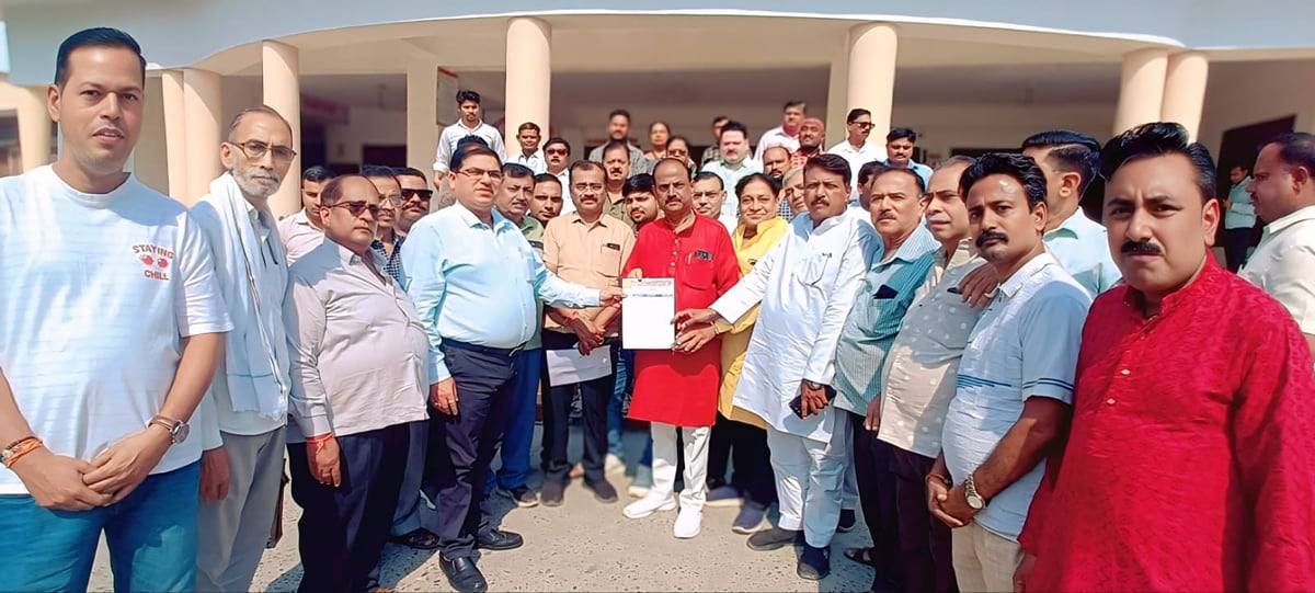 Aligarh News: सीलिंग कार्रवाई के विरोध में व्यापारियों का प्रदर्शन, सौंपा ज्ञापन