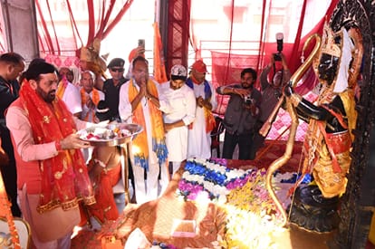 कुरुक्षेत्र। दशहरा पर्व पर श्रीराम की आरती करते  मुख्यमंत्री नायब सैनी। आयोजक