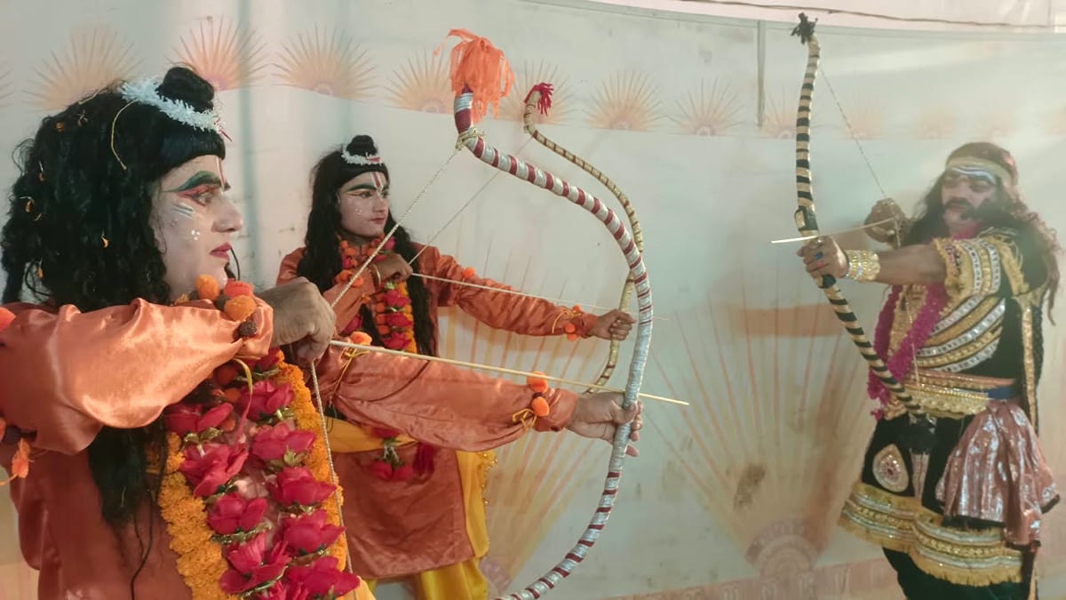 Shahjahanpur News: नाभि में बाण लगते ही गिरा लंकेश...धू-धूकर जले रावण व मेघनाद के पुतले