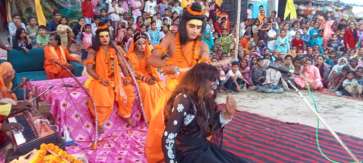 Shahjahanpur News: पति का शीश गोद में लेकर चिता पर बैठीं सुलोचना, भावुक हुए दर्शक