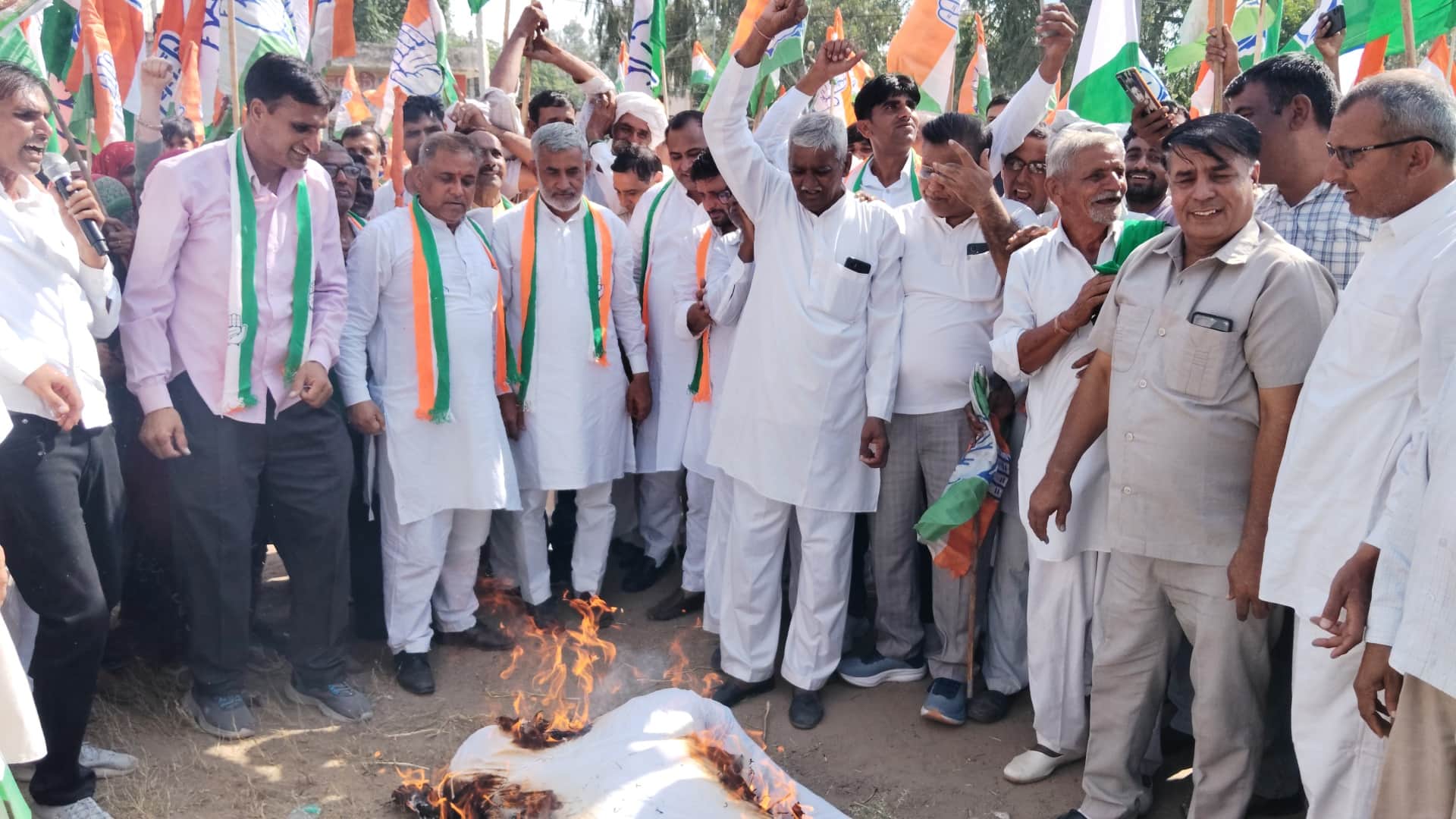 लोहारू में आयोजित वोट बचाओ–देश बचाओ प्रदर्शन में शामिल विधायक राजवीर फरटिया व अन्य। पार्टी