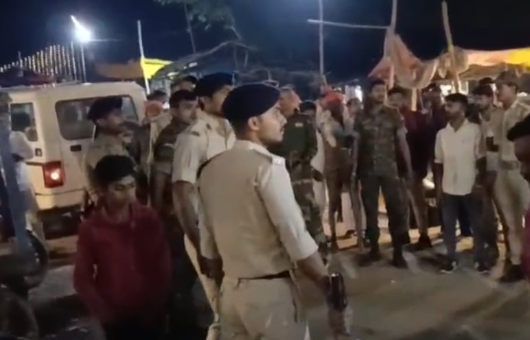 मेला में हंगामा करते पुलिस वाले