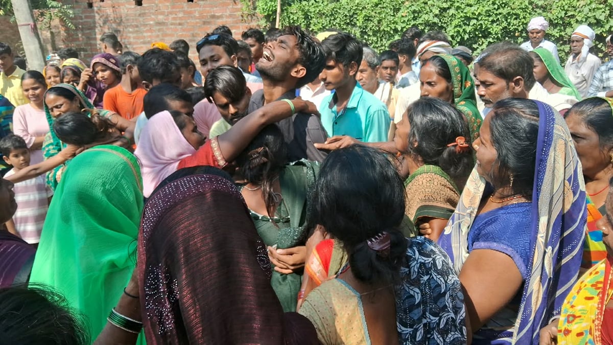 Ambedkar Nagar News: डेढ़ घंटे प्रदर्शन के बाद हुआ दंपती का अंतिम संस्कार