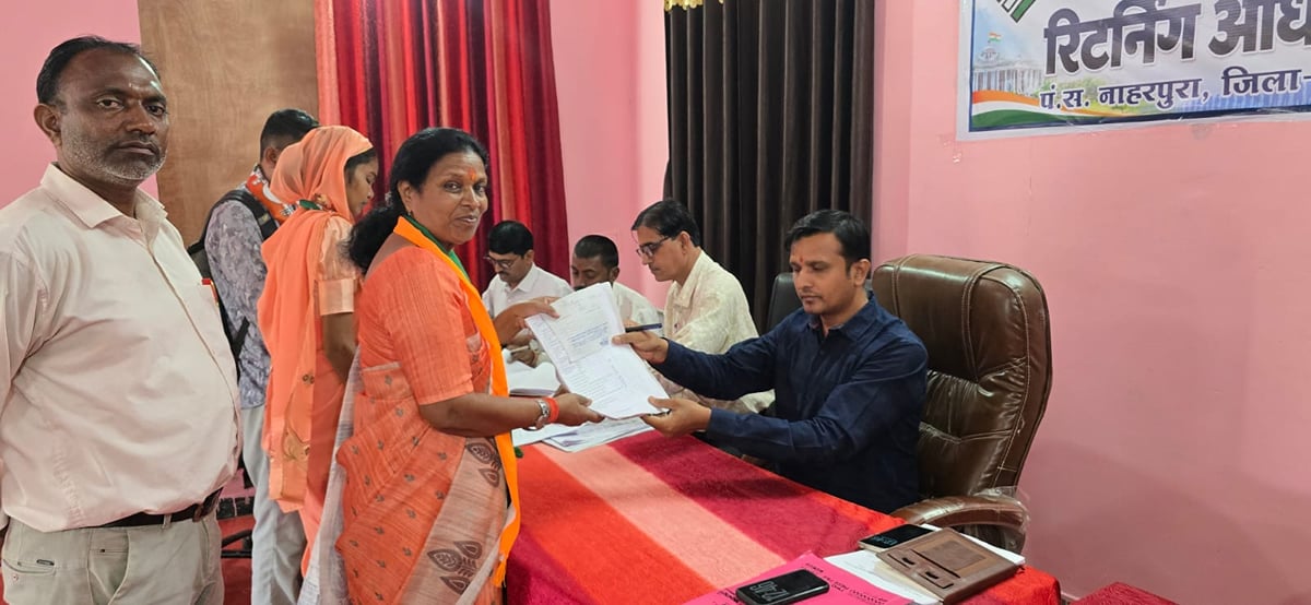 बांसवाड़ा राजनीति में बड़ा उलटफेर: 15 साल जिला प्रमुख रहीं रेशम मालवीया ने समिति सदस्य के लिए भरा पर्चा
