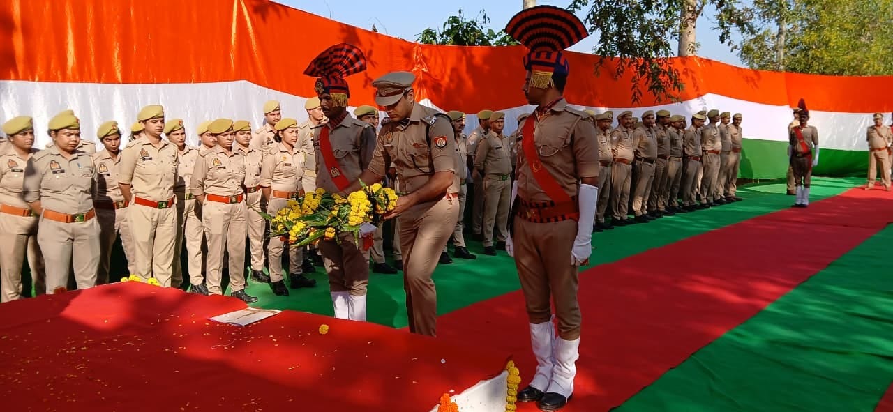 पुलिस लाइन में शहीद पुलिस कर्मियों की स्मृति में पुष्प चक्र चढ़ाते एसपी राहुल भाटी