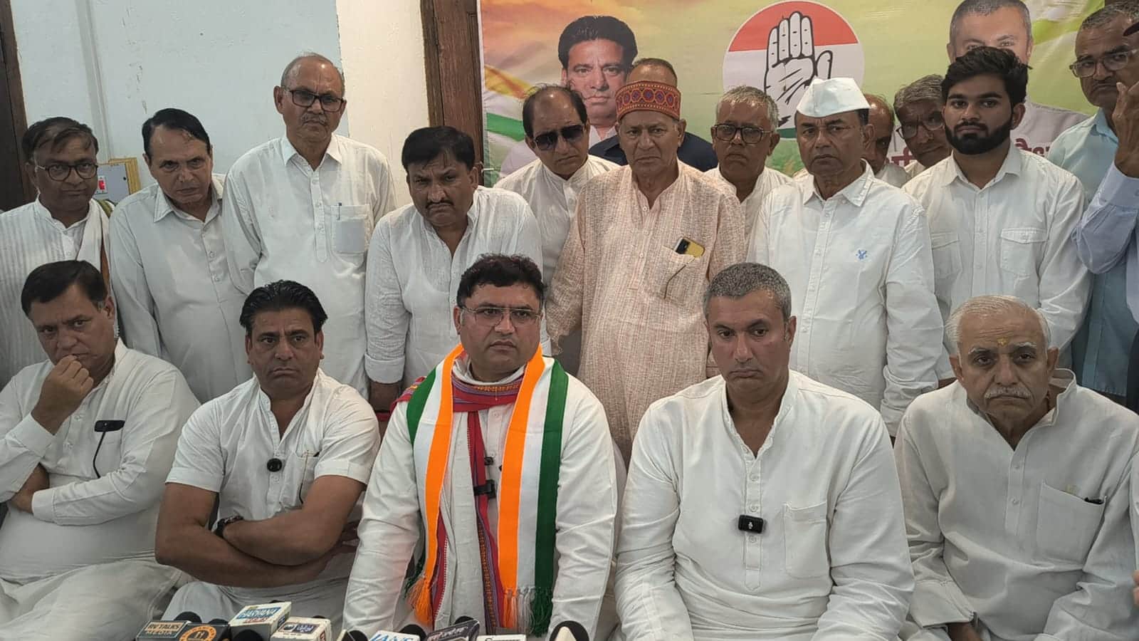 पत्रकारों को संबोधित करते डॉ. अशोक तंवर व अन्य नेता। पार