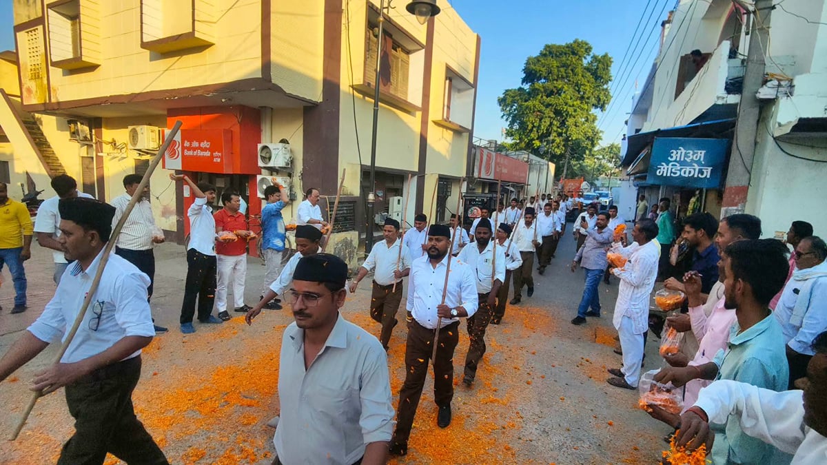 Shahjahanpur News: पुवायां में निकाला आरएसएस का पथ संचलन, पुष्पवर्षा कर किया स्वागत
