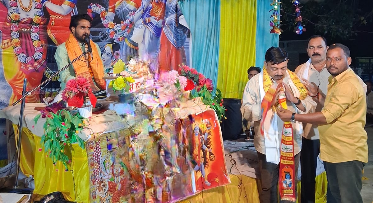 Shahjahanpur News: देवस्थान मंदिर से निकली पगधार कलशयात्रा