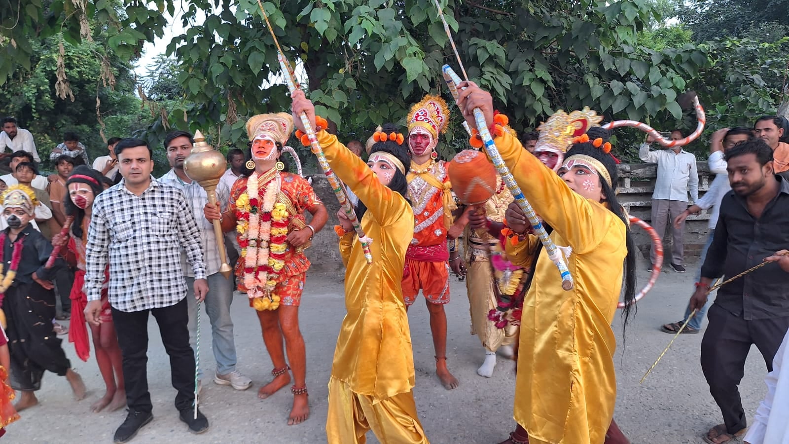 Ang mga effigy ni Ravana nagdabdab sa gilayon nga naigo sila sang mga pana sang kalayo.