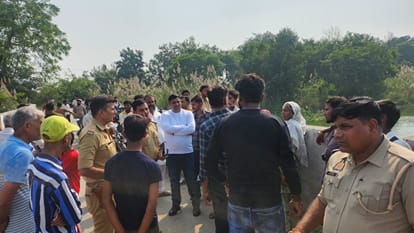सिंभावली में डूबी युवती के बाद मामले की जांच क रती पुलिस और मौके पर लगी भीड़। संवाद