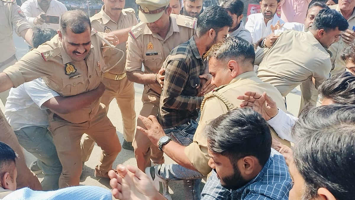 Shahjahanpur News: छह दरोगा भी नहीं रोक पाए पुतला दहन...युवा कांग्रेस नेता का गिरेबान पकड़ने का आरोप