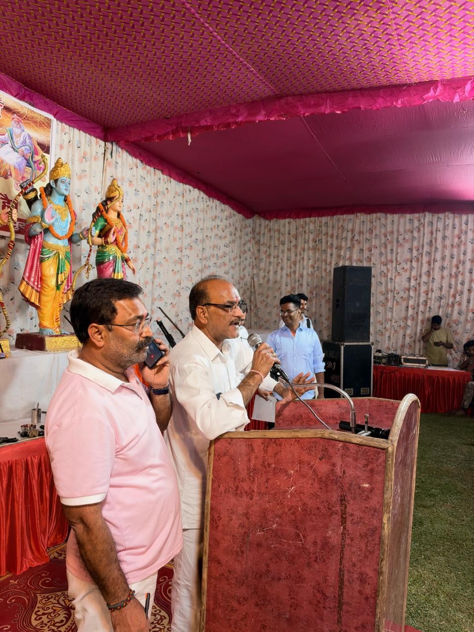 Shahjahanpur News: वैदिक मंत्रोच्चारण के बीच किया गया शस्त्रों का पूजन