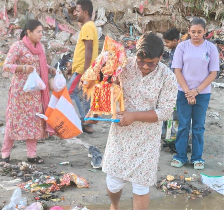 Shamli News: जयकारों के बीच माता रानी की मूर्तियों का विसर्जन, नम आंखों से दी विदाई
