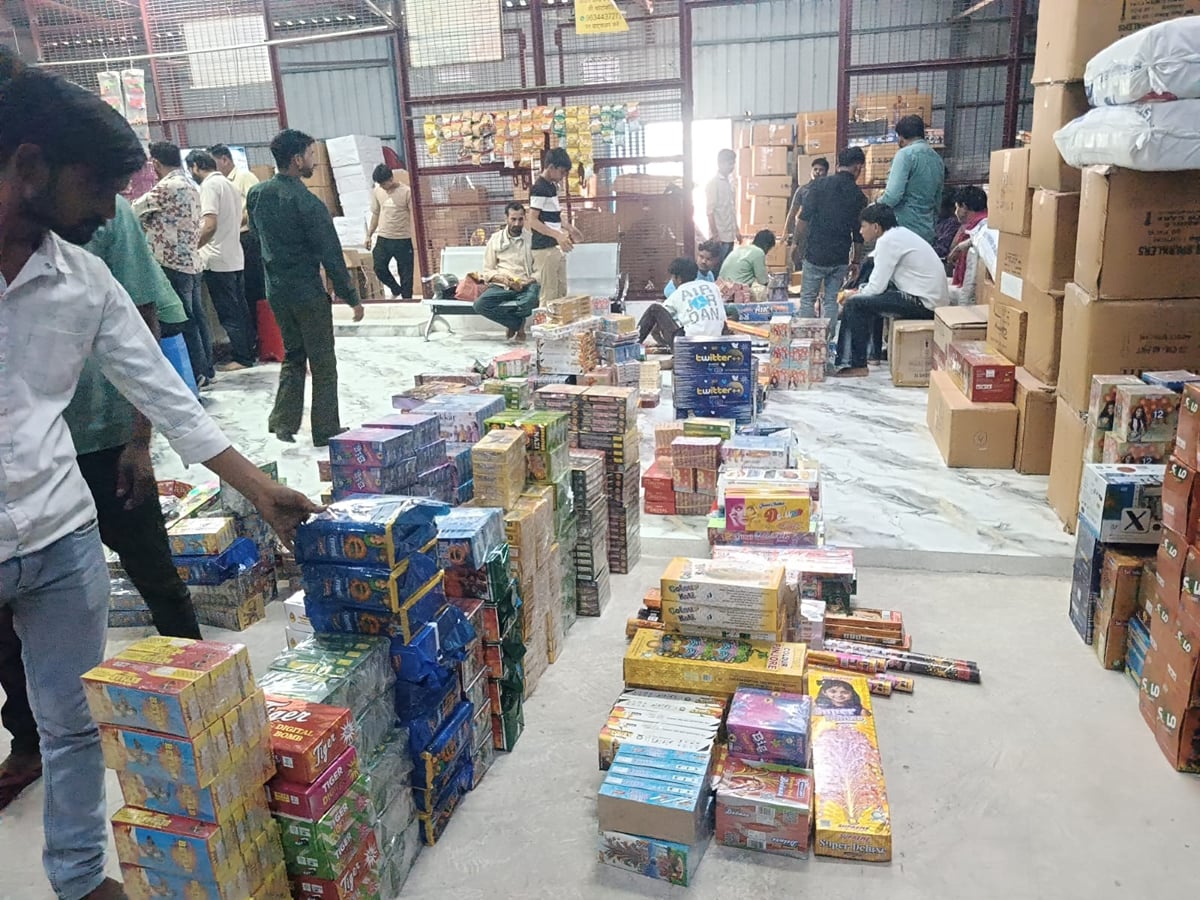 Hathras News: दिवाली पर पटाखा बाजार में होगा महंगाई का धमाका