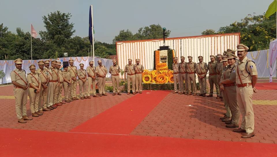 At the Dewas Police Lines, tributes were paid to the martyrs on Martyrs' Commemoration Day
