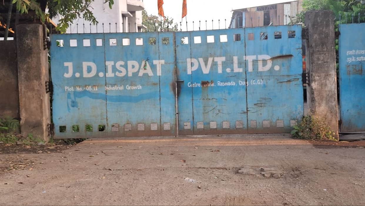 Contractor burnt due to falling iron in factory, died during treatment in hospital