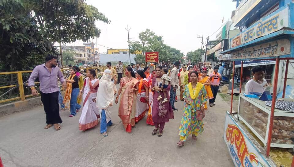 A Bengali tradition in Dewas: dancing to the beat of drums and celebrating 'Sindoor Khela