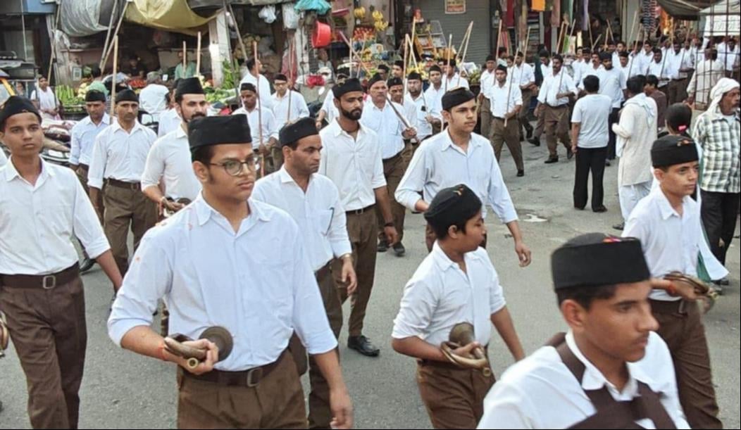 Shamli News: विजयदशमी पर स्वयंसेवकों ने निकाला पथ संचलन, पुष्पवर्षा से किया स्वागत