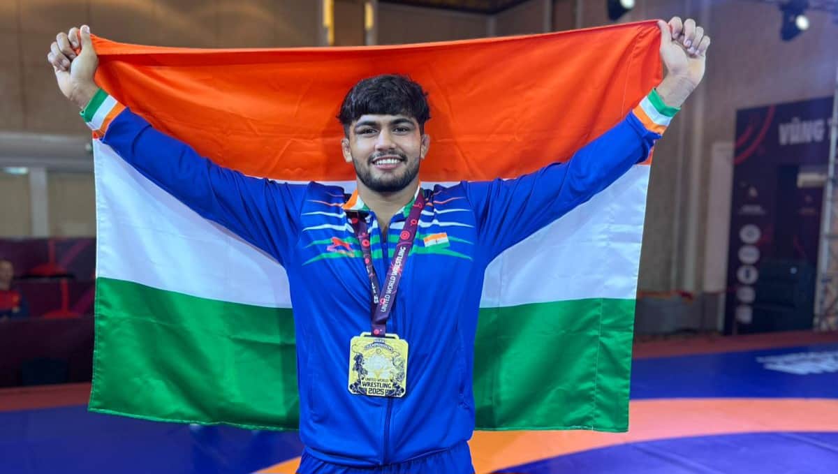 विश्व कुश्ती चैंपियनशिप में कांस्य पदक जीतने के बाद तिरंगे के साथ खुशी जाहिर करते पहलवान चंद्र 