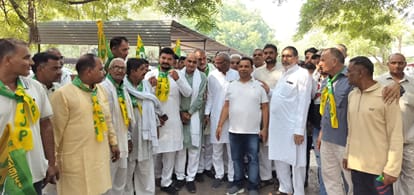 21जेएनडी04: लघु सचिवालय में मांगों को लेकर ज्ञापन सौंपने जाते हुए जजपा के कार्यकर्ता व पदाधिका
