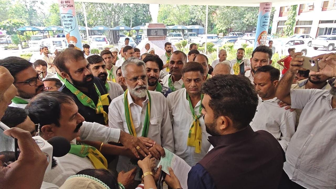 21jjrp01- एसडीएम को ज्ञापन सौंपते जेजेपी नेता व कार्यकर्ता। संवाद