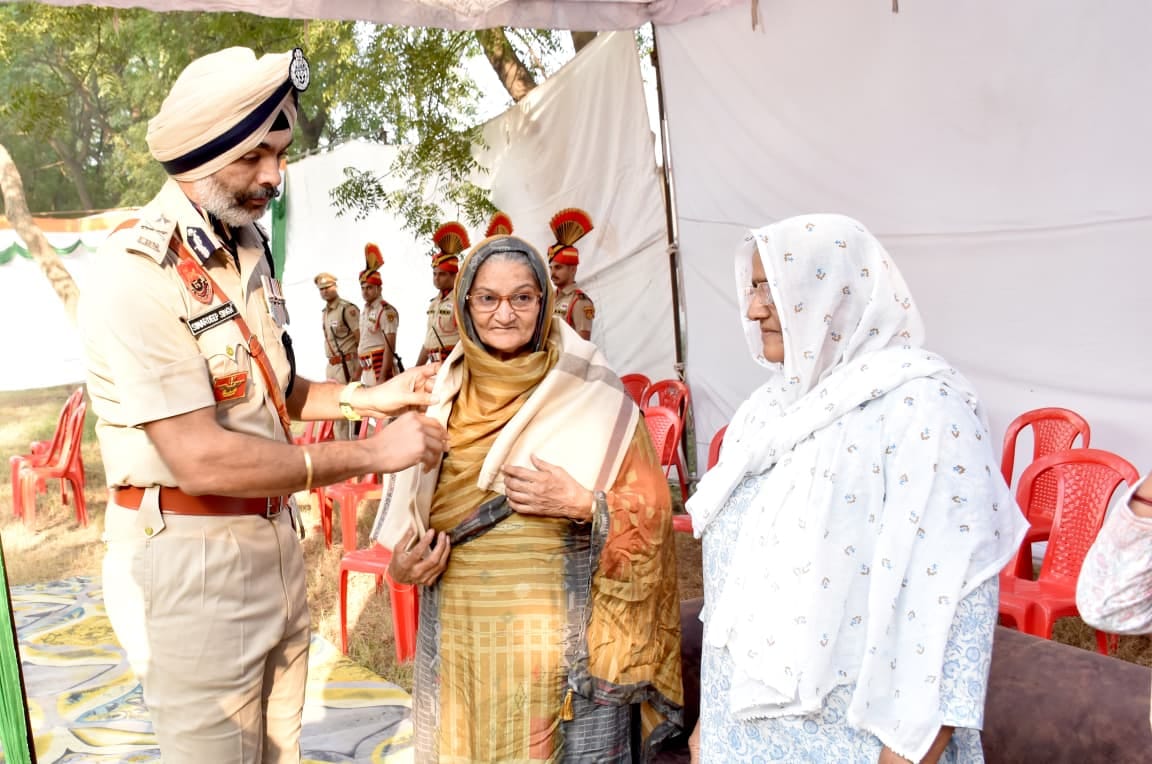 21jjrp03- पुलिस कर्मियों के परिवार के सदस्यों को सम्मानित करते पुलिस आयुक्त सिमरदीप सिंह। स्रोत