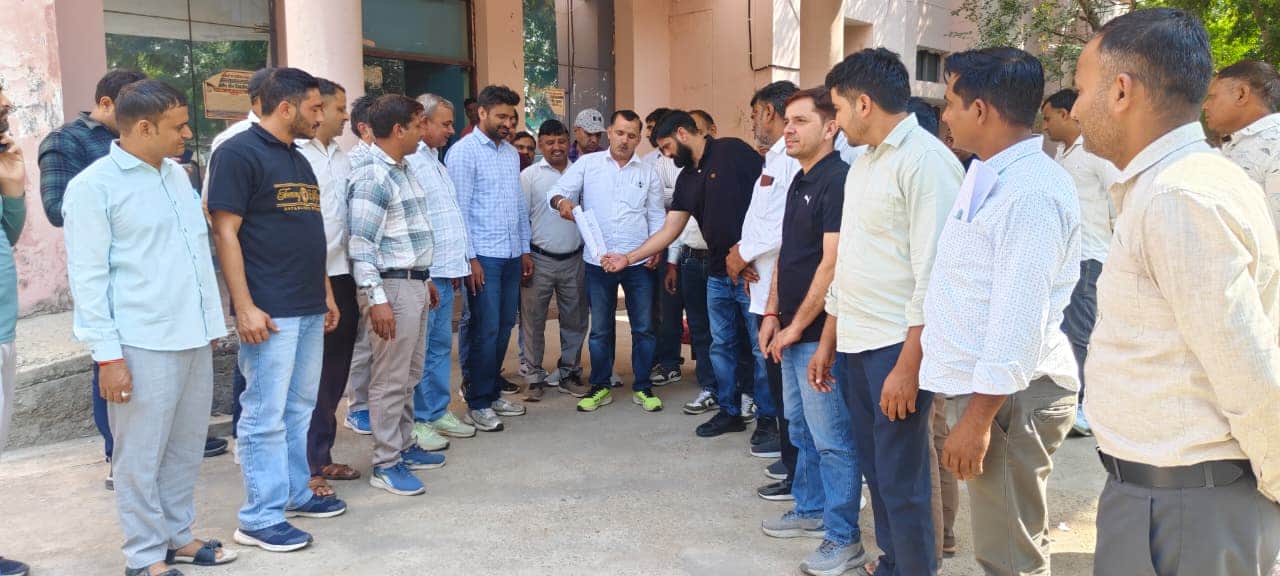 21jjrp28- बेरी में एचईआरसी के पैरेलल लाइसेंस की प्रतिलिपि जलाकर रोष जताते बिजली कर्मचारी। संवाद