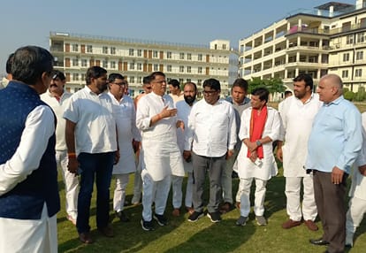 21jjrp29- हसनपुर में आयोजित होने वाले कृषि मेले की तैयारी का जायजा लेते पूर्व मंत्री ओमप्रकाश 