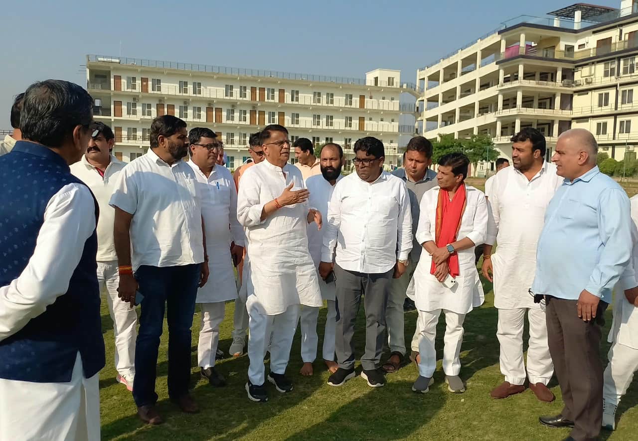 21jjrp29- हसनपुर में आयोजित होने वाले कृषि मेले की तैयारी का जायजा लेते पूर्व मंत्री ओमप्रकाश 