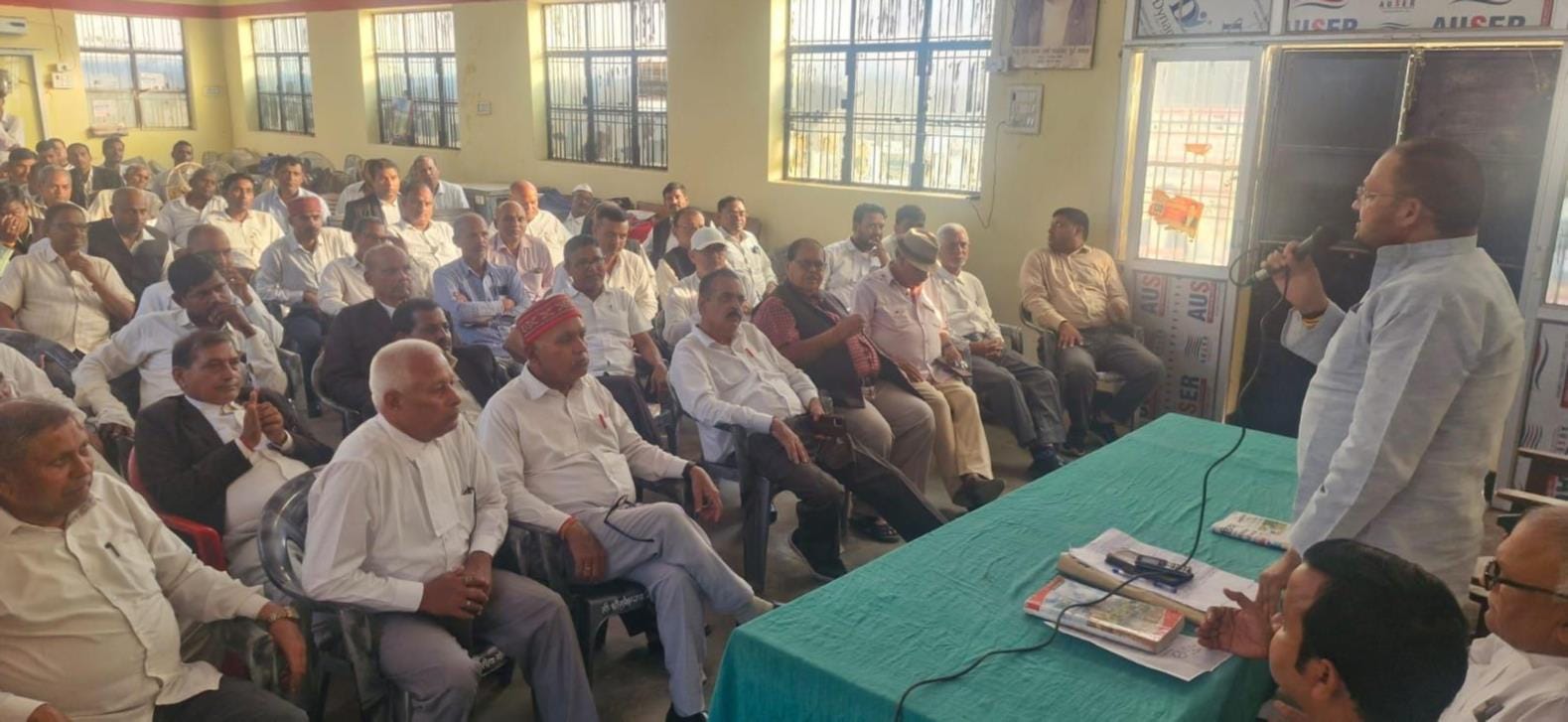  अधिवक्ता सभागार में बैठक करते अधिवक्ता।