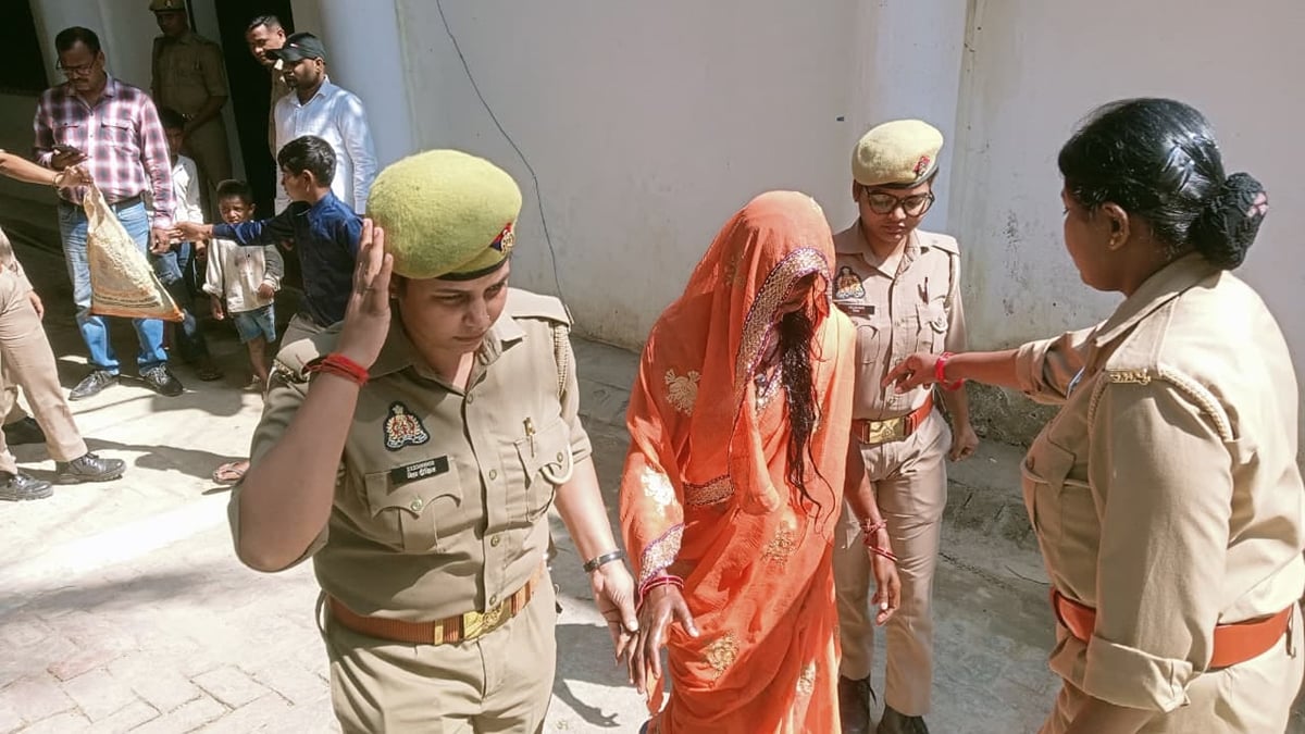 Jaunpur News: कलेक्ट्रेट के सामने महिला ने बच्चों के साथ आत्मदाह करने की कोशिश की