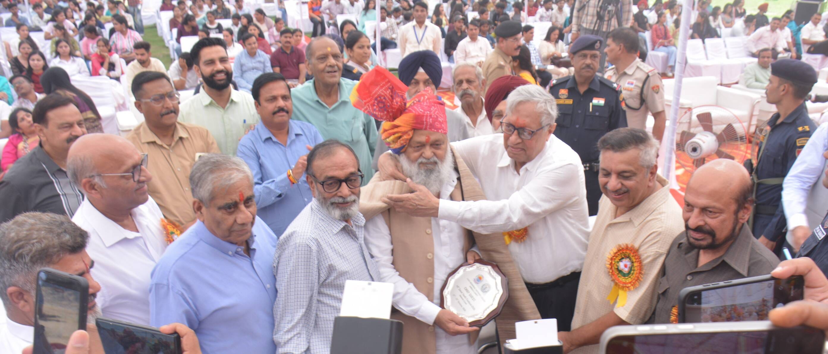 अंबाला छावनी के जीएमएन कालेज में आयोजित जोनल यूथ फेस्टिबल में ऊर्जा, परिवहन एवं श्रम मंत्री अन