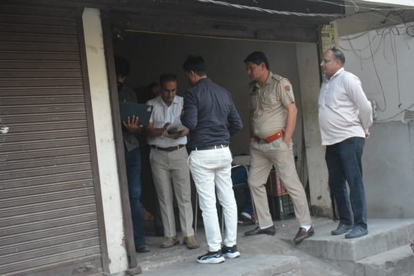 अंबाला छावनी के कच्चा बाजार में जीएसटी विभाग के अधिकारी जांच करते हुए। संवाद