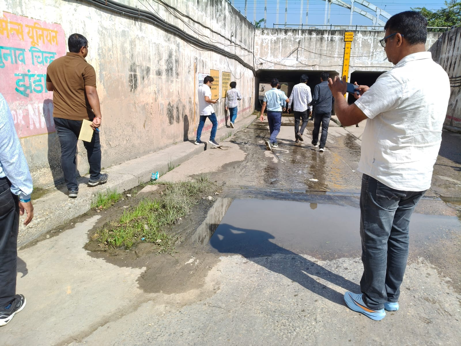 अंबाला छावनी में रेलवे कॉलोनी की तरफ जाने वाले रास्ते का मुआयना करते विभागीय अधिकारी व यूनियन 