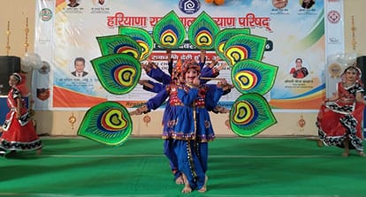 अंबाला कैंट के रुकमणि देवी हाल में प्रतिभा दिखाते बच्चे। प्रवक्ता