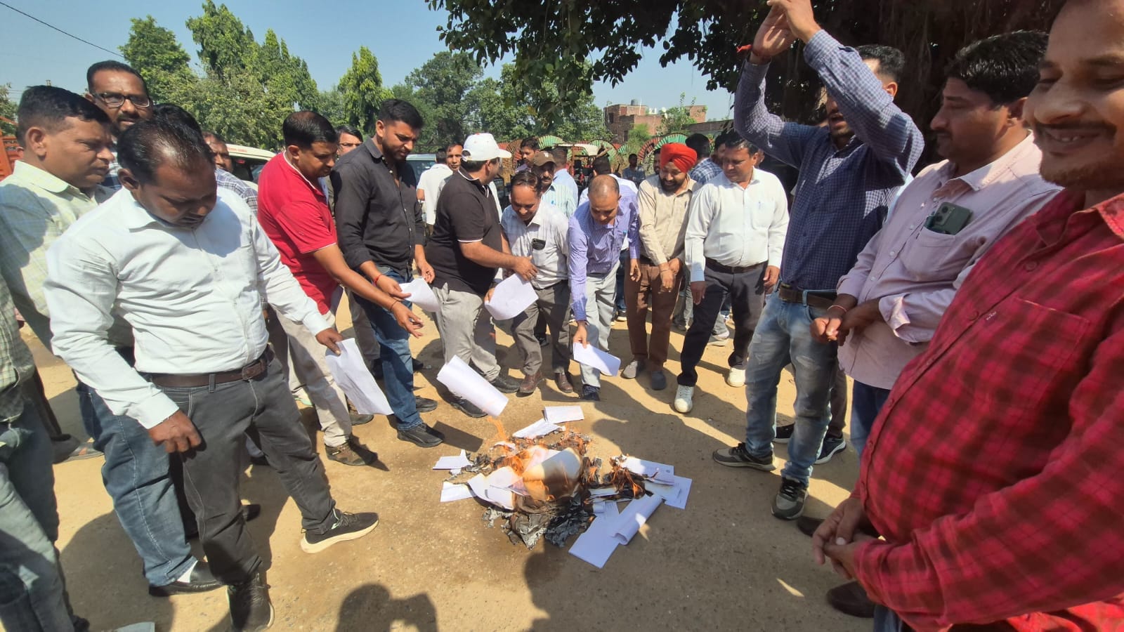 अंबाला में पैरलेल लाइसेंस की प्रतियां जलाते बिजली कर्मचारी। संवाद