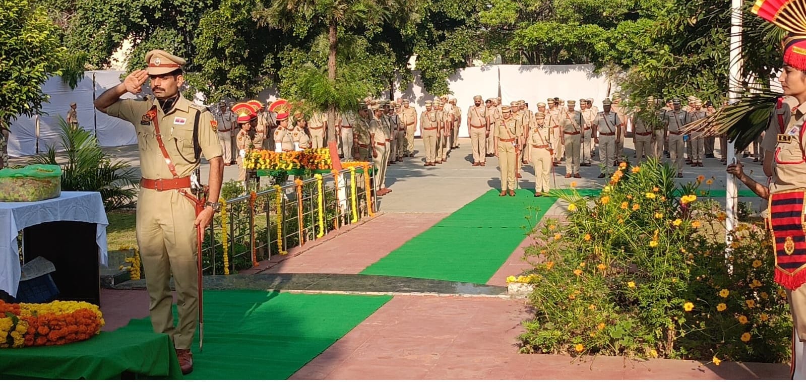 अंबाला सिटी के पुलिस लाइन में आयोजित कार्यक्रम में श्रद्धांजलि अर्पित करते एसपी । प्रवक्ता