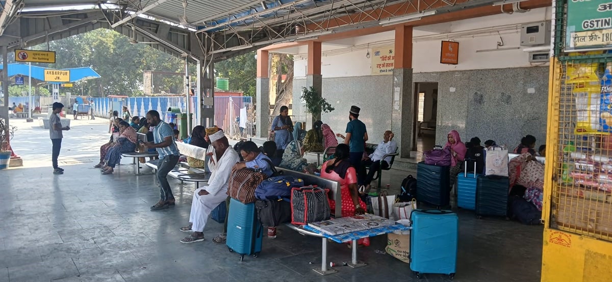 Ambedkar Nagar News: दून एक्सप्रेस समेत कई ट्रेनें लेट, यात्री परेशान
