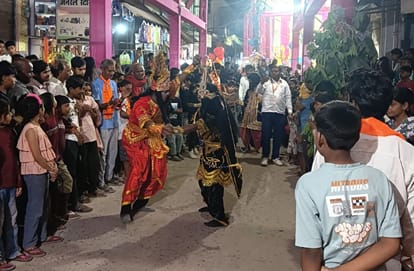 अशोक वाटिका में हनुमान और अक्षय कुमार के बीच युद्ध मंचन का दृश्य। स्रोत-आयोजक