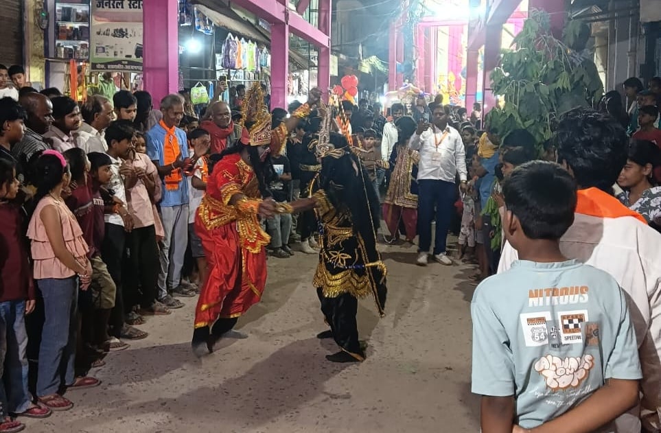 Azamgarh News: ग्रामीण क्षेत्रों में मना दशहरा, श्रीराम-रावण युद्ध देखने उमड़ी भीड़
