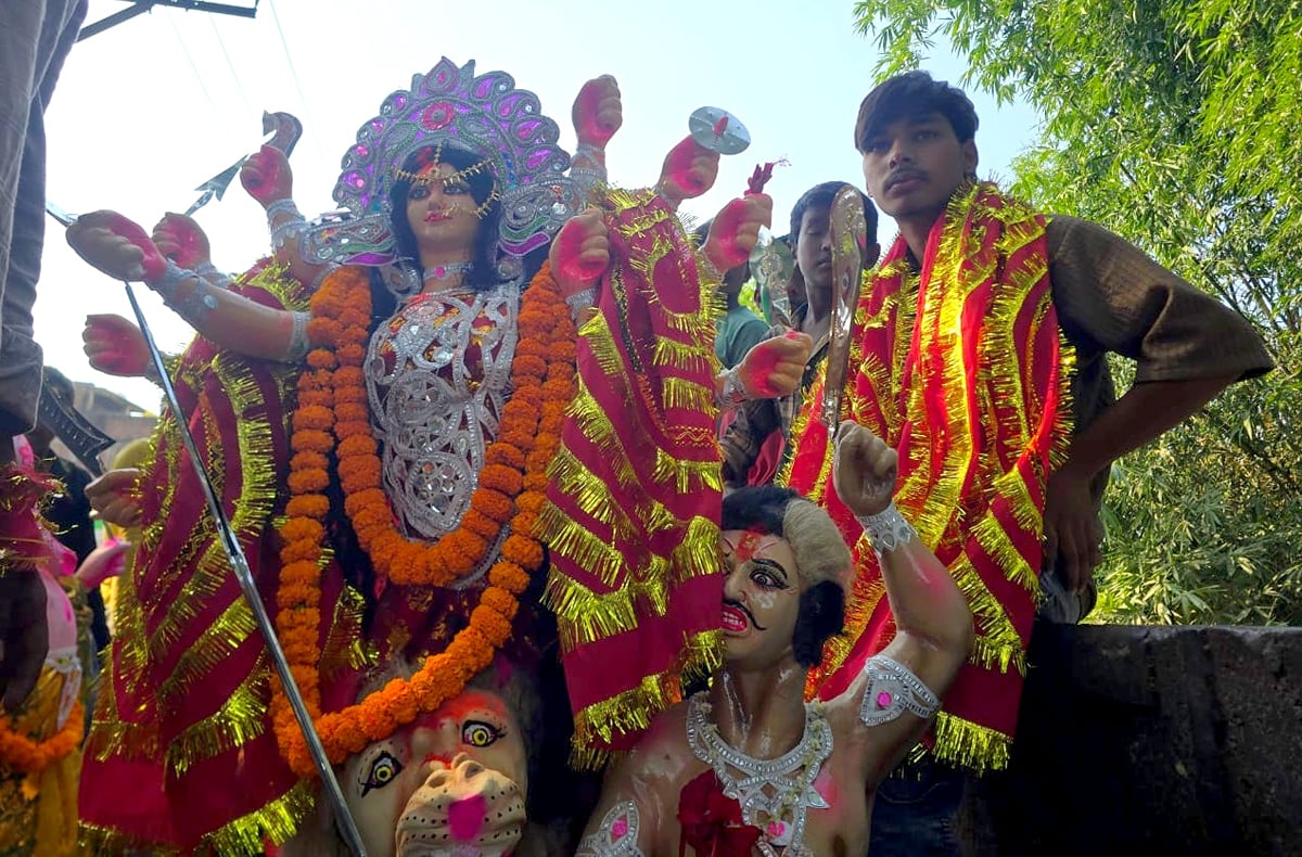 Azamgarh News: गाजे-बाजे के साथ शुरू हुआ देवी प्रतिमाओं का विसर्जन