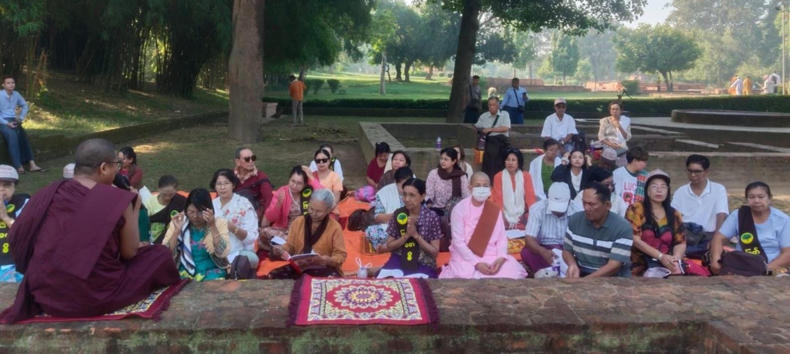  बोधि वृक्ष की पूजा करते अनुयायी