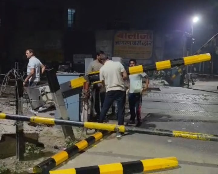 Hathras News: स्कूटी सवार ने तोड़ा रेलवे फाटक, ढाई घंटे तक यातायात प्रभावित
