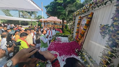 भाजपा के राष्ट्रीय महामंत्री हरीश द्विवेदी की माता को श्रद्धांजलि देते डिप्टी सीएम केशव प्रसाद 