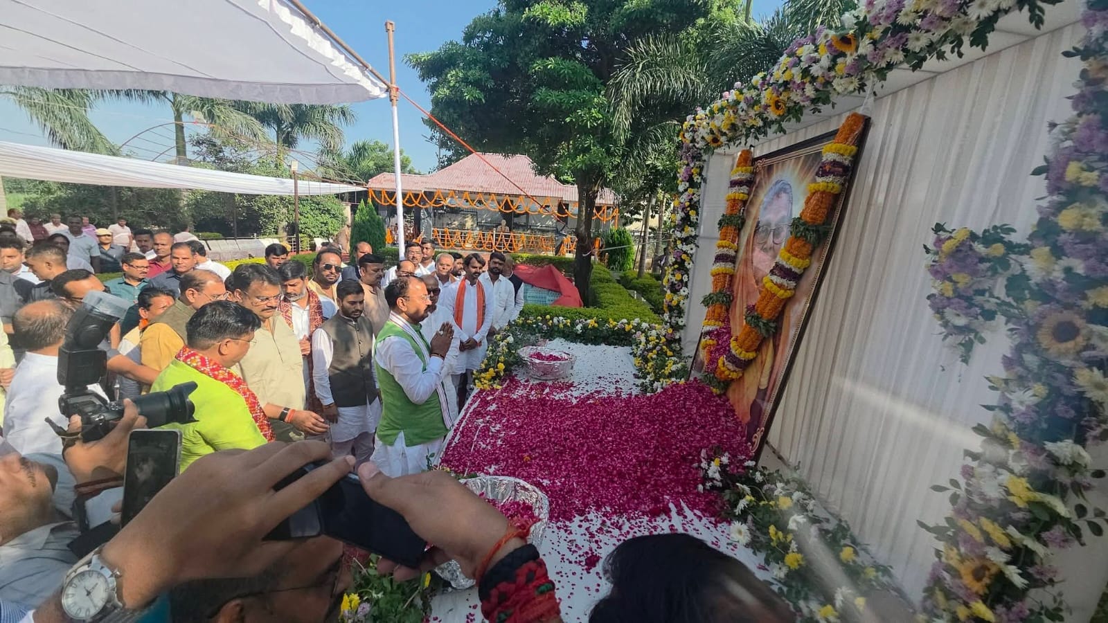 भाजपा के राष्ट्रीय महामंत्री हरीश द्विवेदी की माता को श्रद्धांजलि देते डिप्टी सीएम केशव प्रसाद 